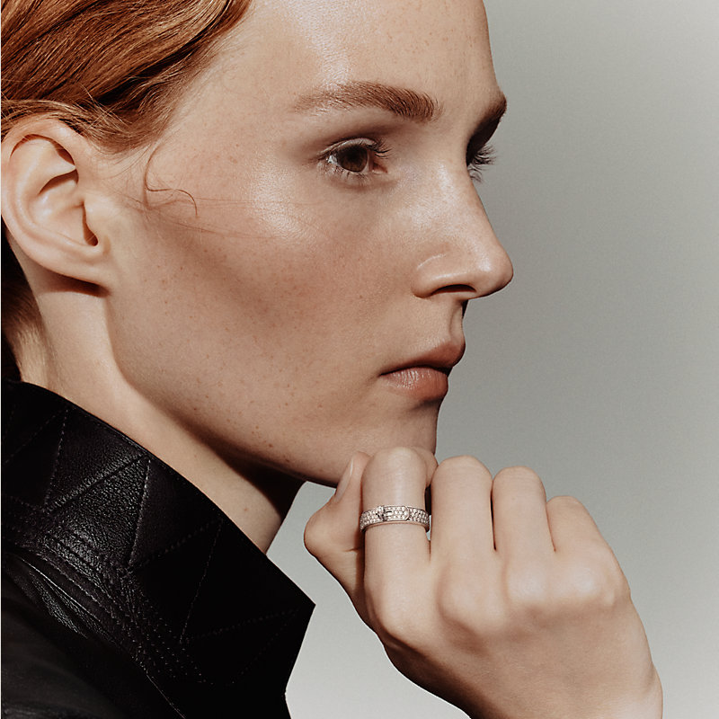 【洗練されたデザイン】HERMES Anello Kelly, modello piccolo Kelly Clochette ring, small model | Hermès USA